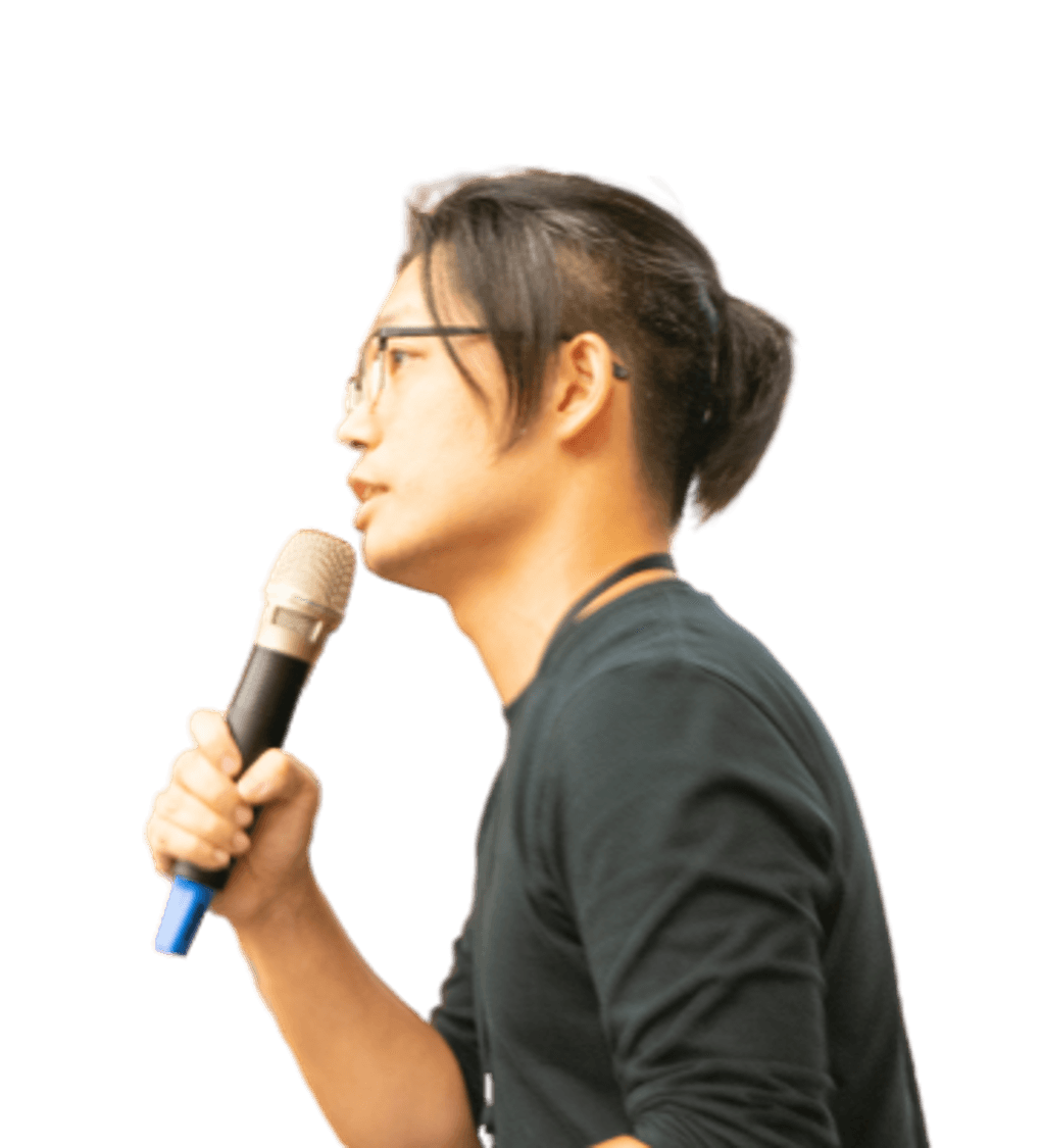 VocaLink 創辦人手持麥克風分享理念